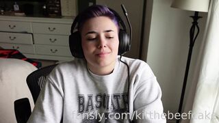 Kitthebeefcake Masturbating Her Pussy On Her Moms Room Fansly Leak