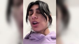 Mia Khalifa Strips Her Top And Drop Big Boobs Out Onlyfans