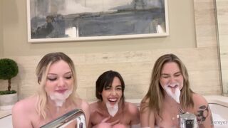 Avaxreyes With Her Gfs Naked In Bathtub Teasing Themselves Leaked Onlyfans Tape