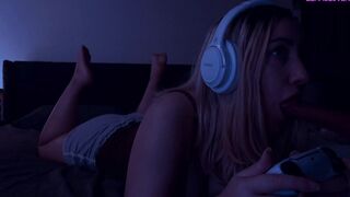 Gamer Stepmom Lalunalewd Rides A Vibrating Controller